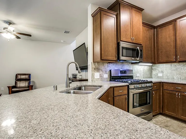 929 Jamesville Ln — Photo 11