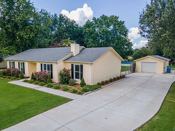 2nd image of 2548 Angelyn Dr