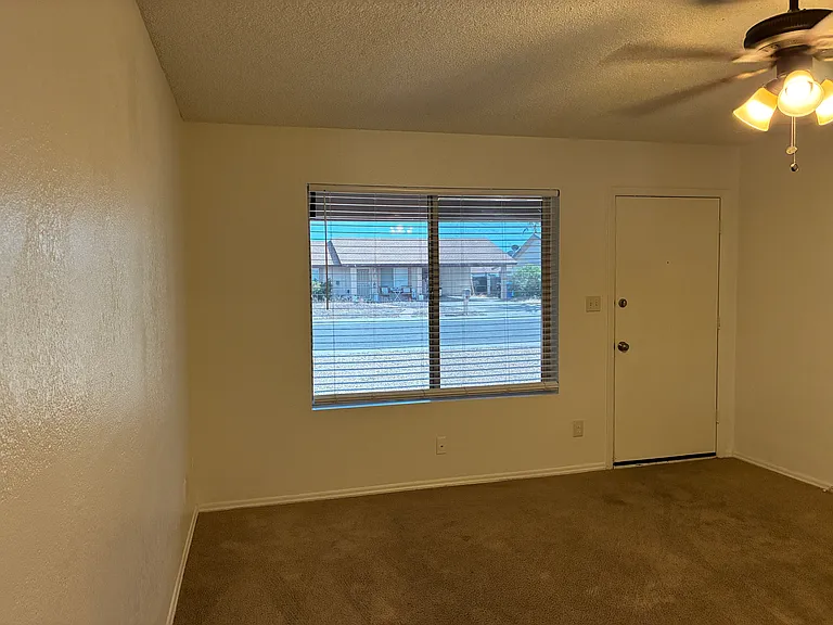 602 W Wickieup Ln — Photo 6