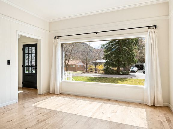 Bright and sunny living room
