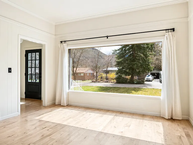 Bright and sunny living room