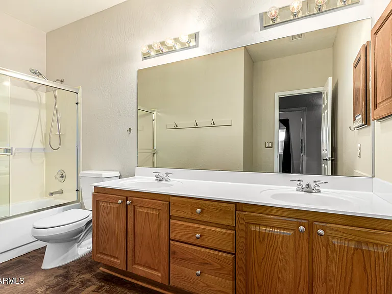 4704 E Hearn Rd — Photo 32