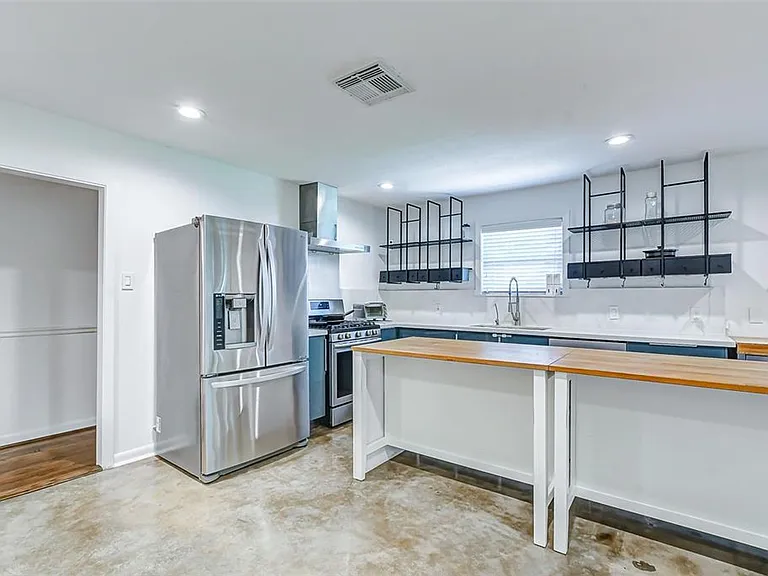 1202 Shadeland Dr — Photo 11