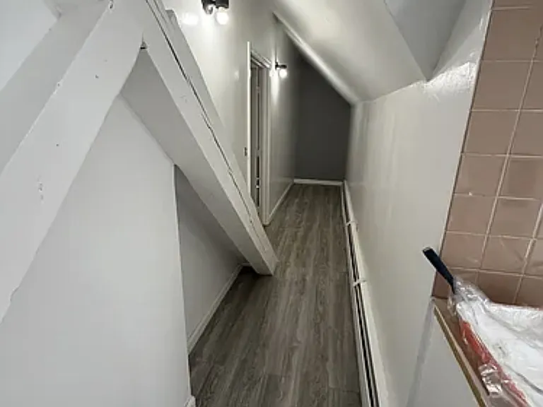 870 Pine St — Photo 2