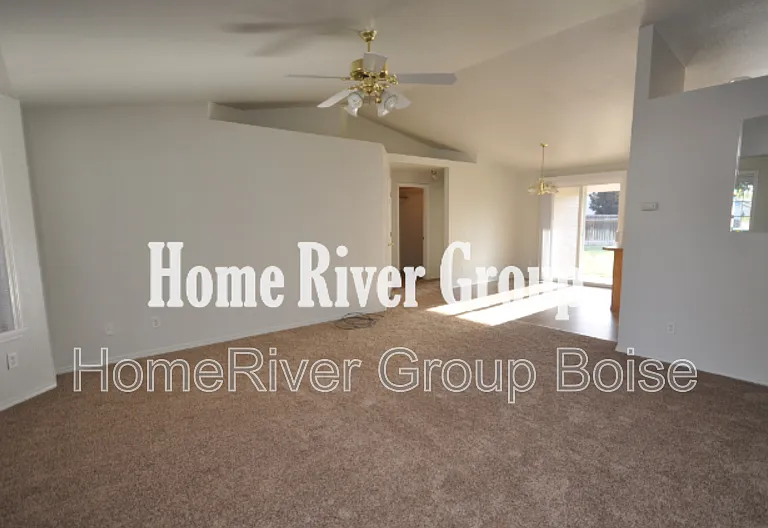1899 E Chimere Dr — Photo 4