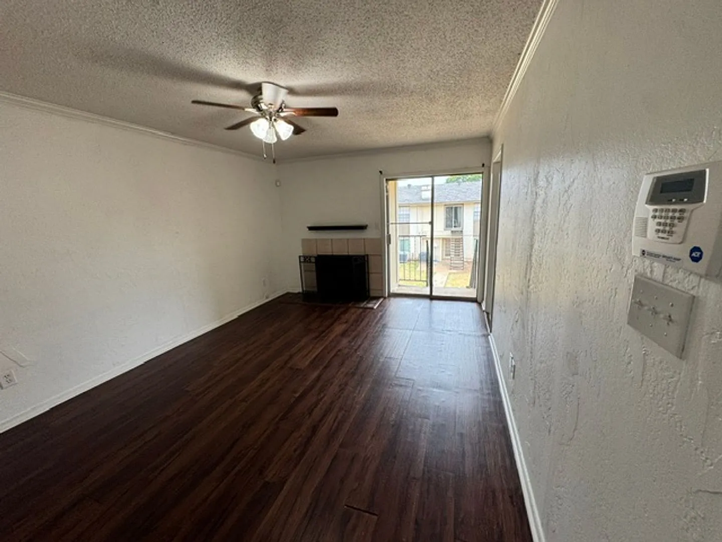 3 bed upstairs condo in Norman, community pool and plenty of parking! — Photo 3