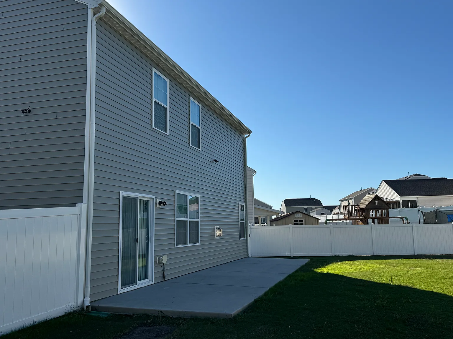 5 bed, 2495 sqft, $2,800 — Photo 3