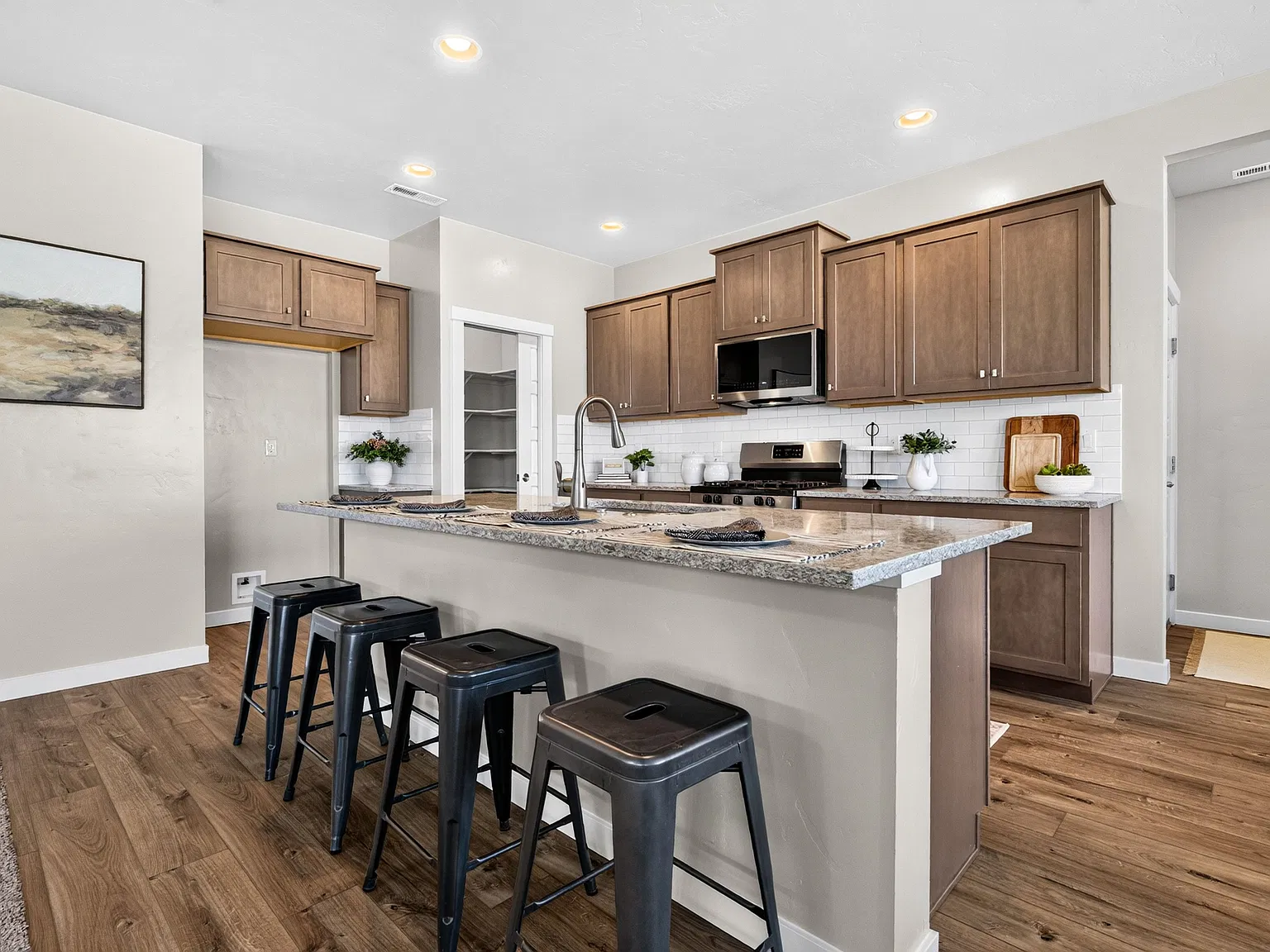5 bed, 2.5 bath, 2400 sqft, $3,100 — Photo 3