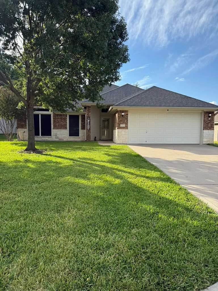 4 bed, 1923 sqft, $1,900 — Photo 1