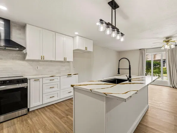 1305 Town Cir #4, Baytown, TX 77520
