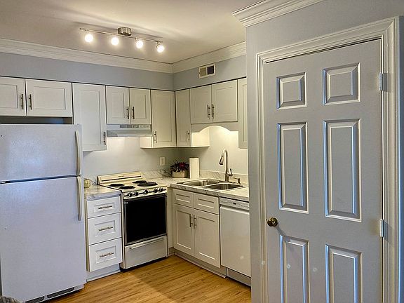 2nd image of 3527 Ivy Commons Dr APT 301