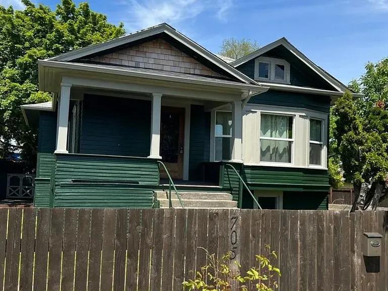 705 6th Ave SE — Photo 1