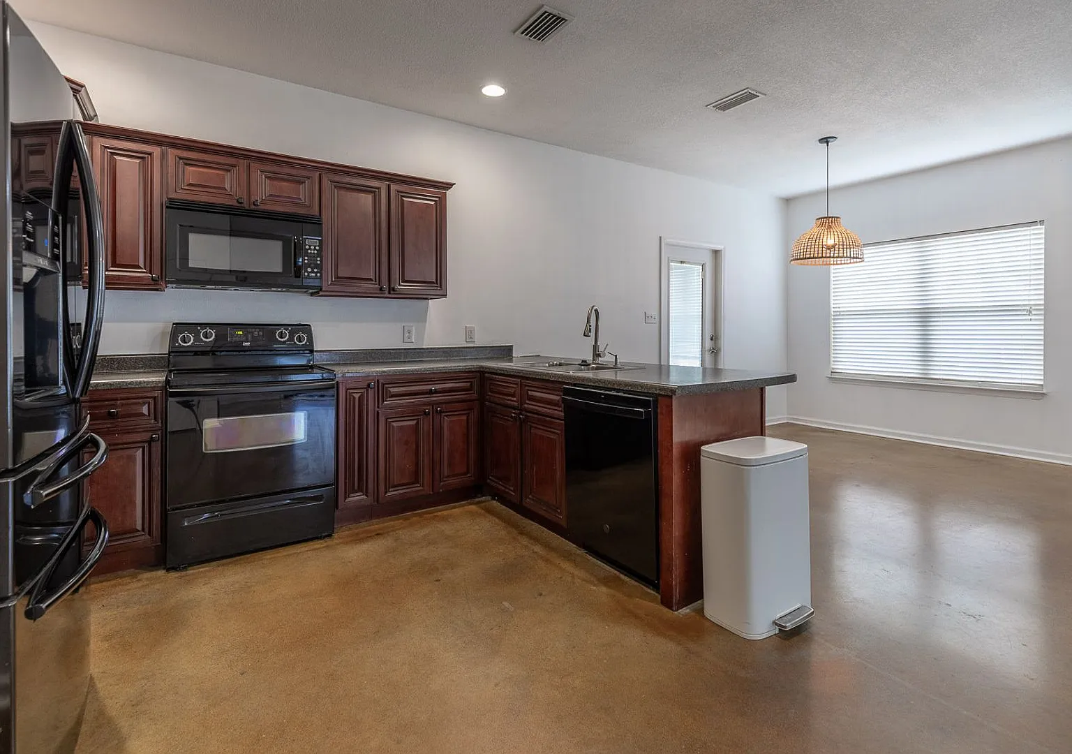 Beautiful 3BR/2BA Home with Fenced Yard in Hidden Lakes — Photo 4