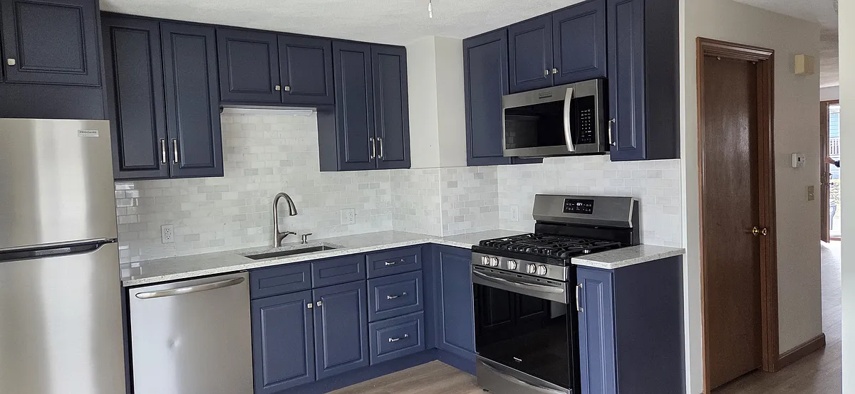 Fully appliance kitchen, with a brand new dishwasher. - Irving St