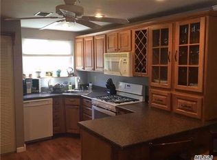 625 W End Dr, Medford, NY 11763