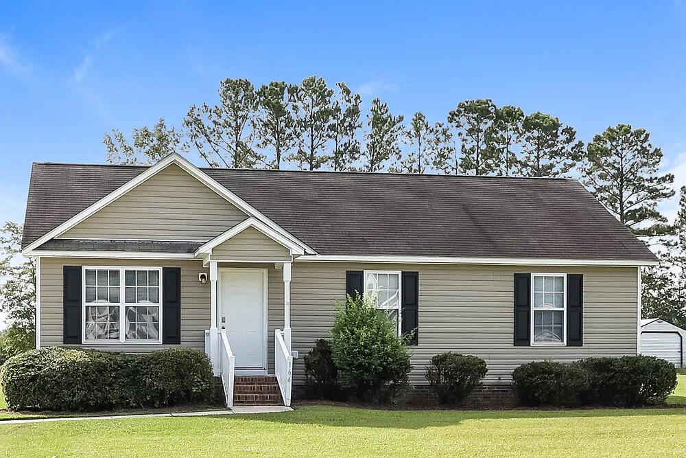 3 bed, 2.0 bath, 1118 sqft, $1,590 — Photo 1