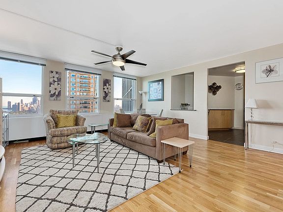 4th image of 2626 N Lakeview Ave APT 3404