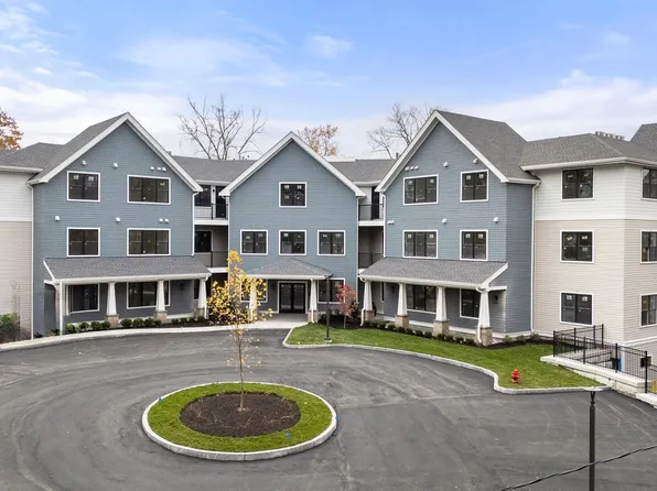 16 Stearns Rd #208, Wellesley, MA 02482