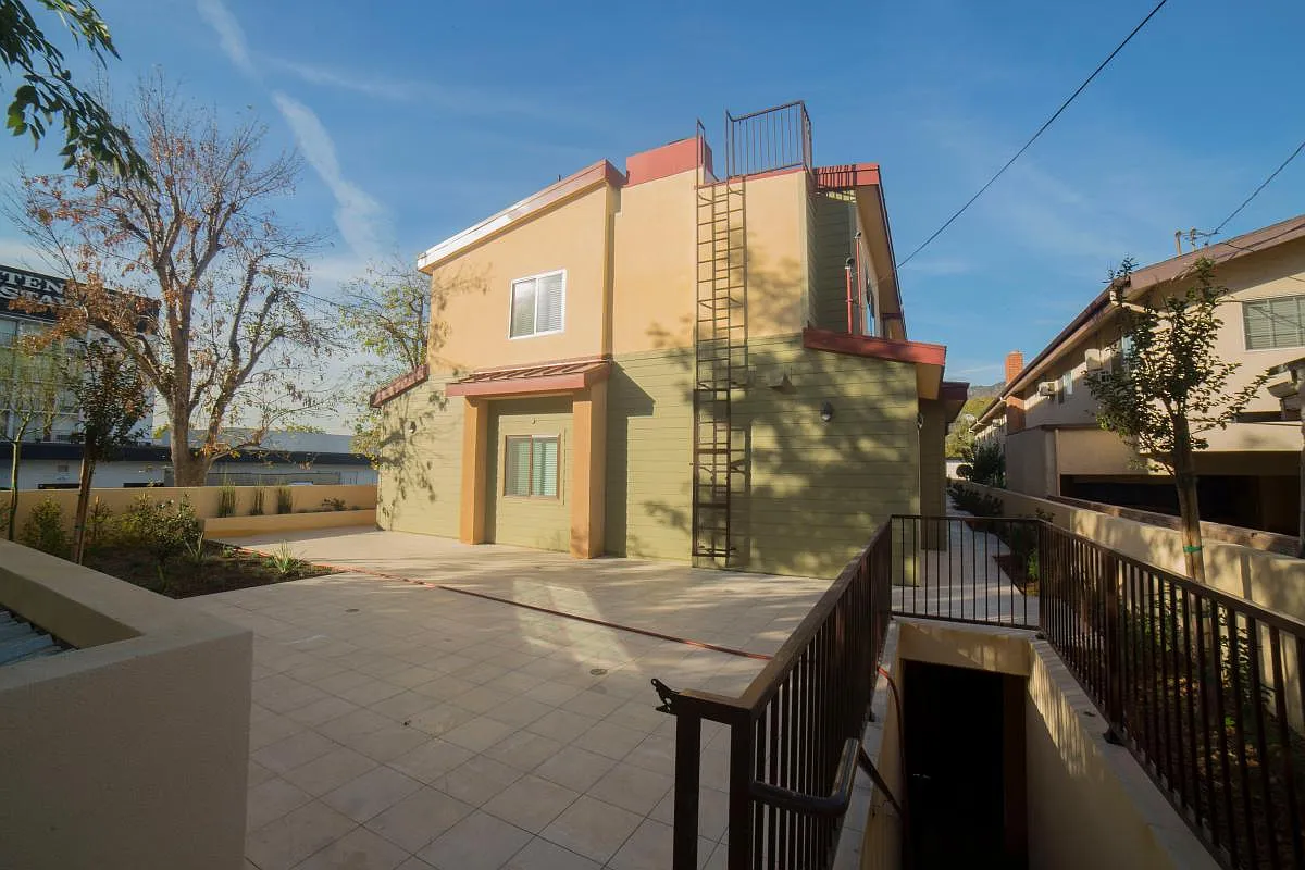 430 Pioneer Drive — Photo 4