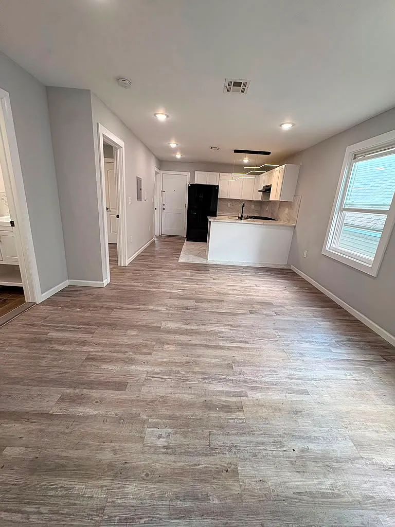3 bed, 2160 sqft, $2,250 — Photo 2