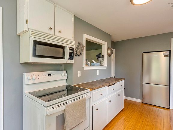 3rd image of 623 Main St