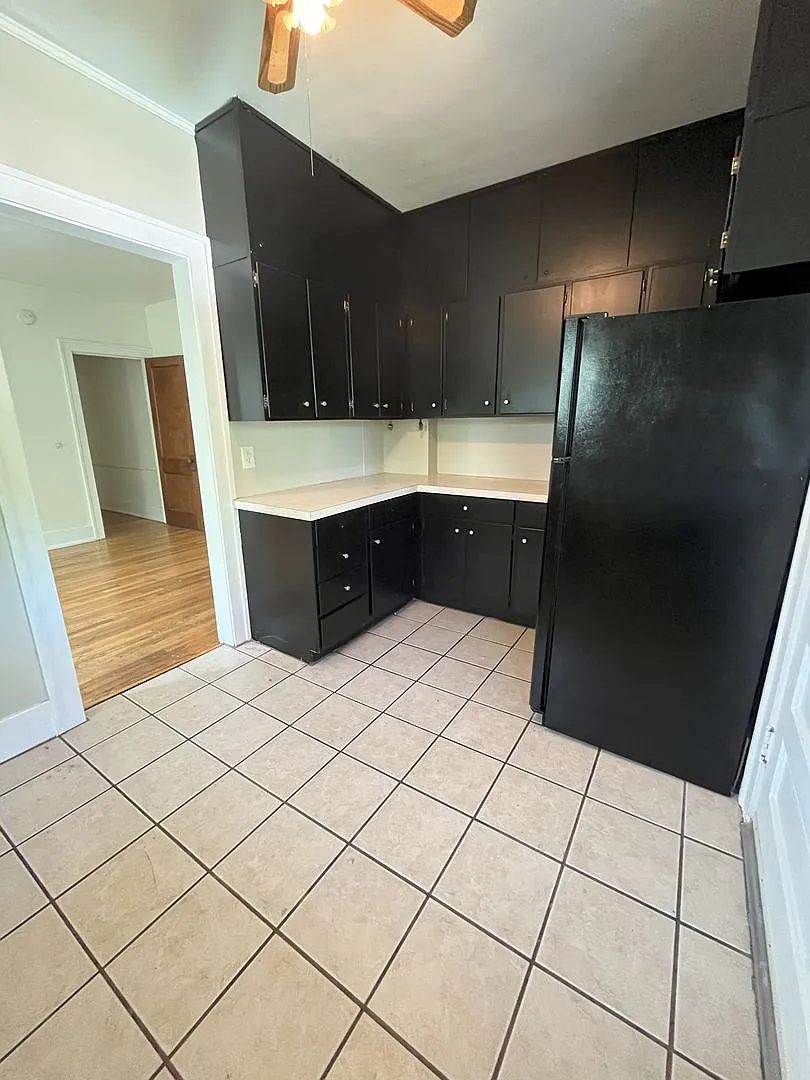2 bedroom apartment — Photo 4