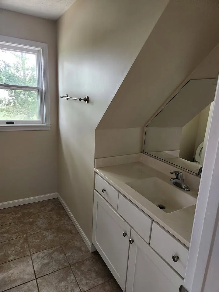 3 bed, 3000 sqft, $2,500 — Photo 2