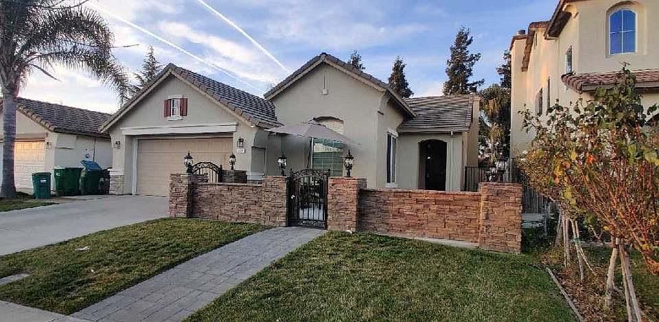1st image of 239 Oriole Ln