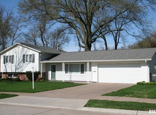 2412 Avalon Dr, Bettendorf, IA