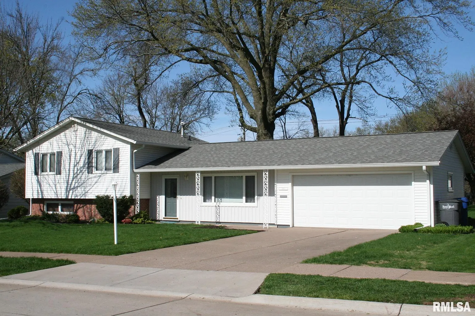 2412 Avalon Dr photo 1
