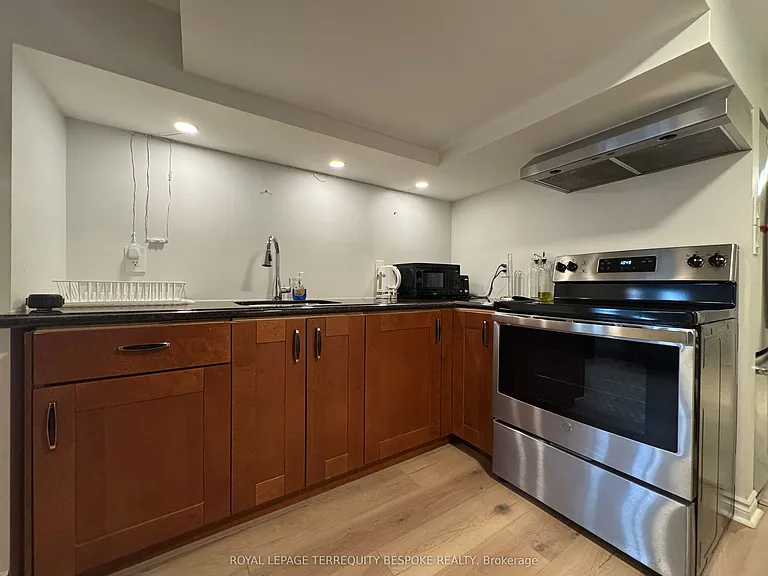 229 Caledonia Rd #LOWER — Photo 7