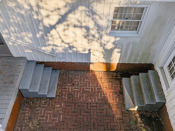 5th image of 127 W Stuart Ave