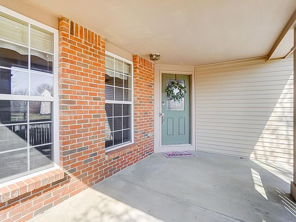 5th image of 370 Linden Cir