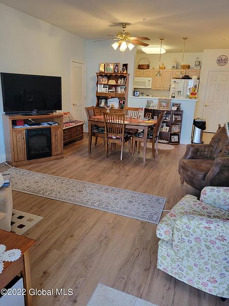 2nd image of 303 N Ridge