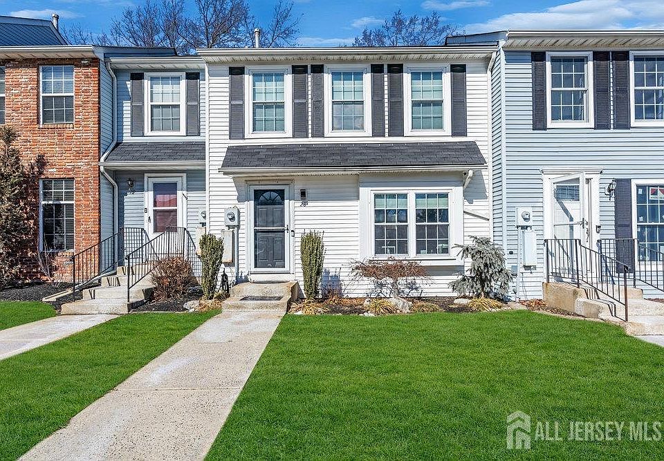 1st image of 28 Byrnes Ln E