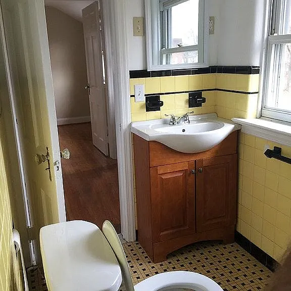 Upstairs Full Bathroom #2
