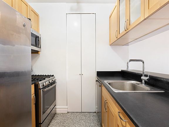 5th image of 401 E 60th St APT 6G