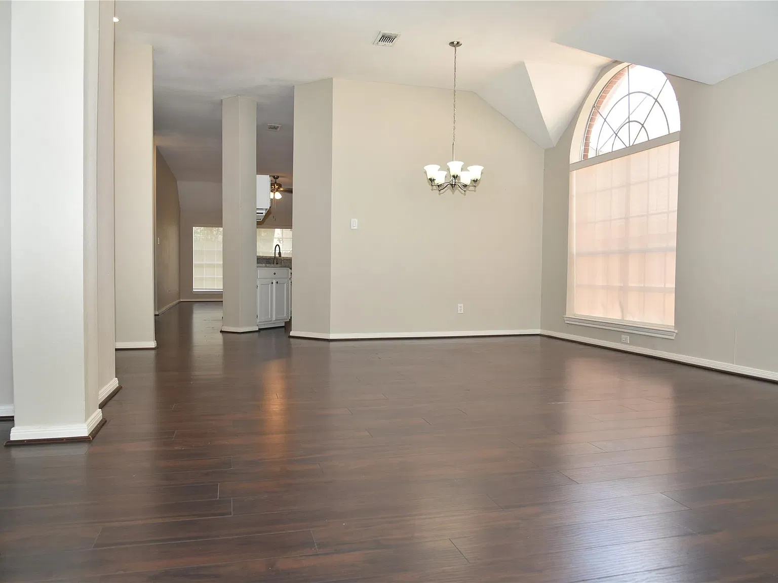 3 bed, 2.0 bath, 2190 sqft, $2,300 — Photo 2