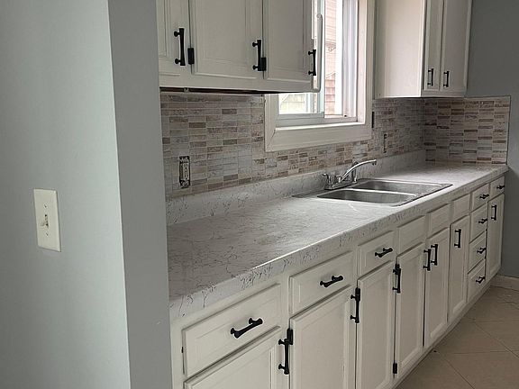 4th image of 124 Woodbine St