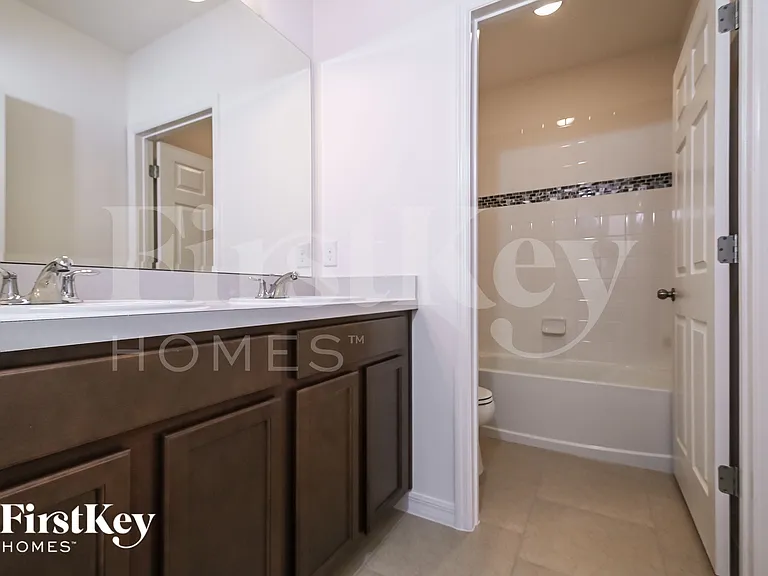 900 Avenal Ln — Photo 17