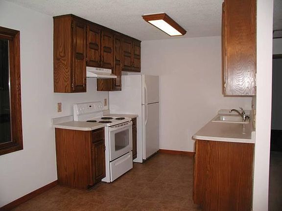 4th image of 8810 Maplebrook Ct N
