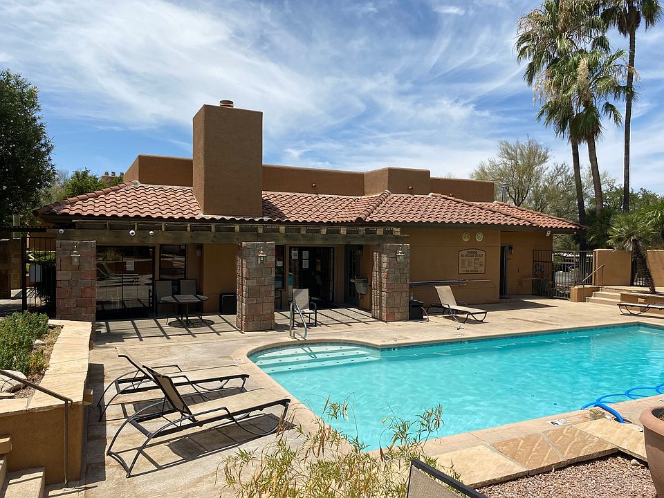 Skyline Villas-poolside_06152022