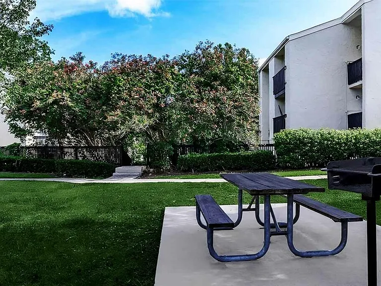 Silversmith Creek Apartments — Photo 22