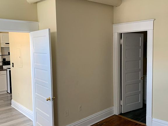 5th image of 419 W Grace St