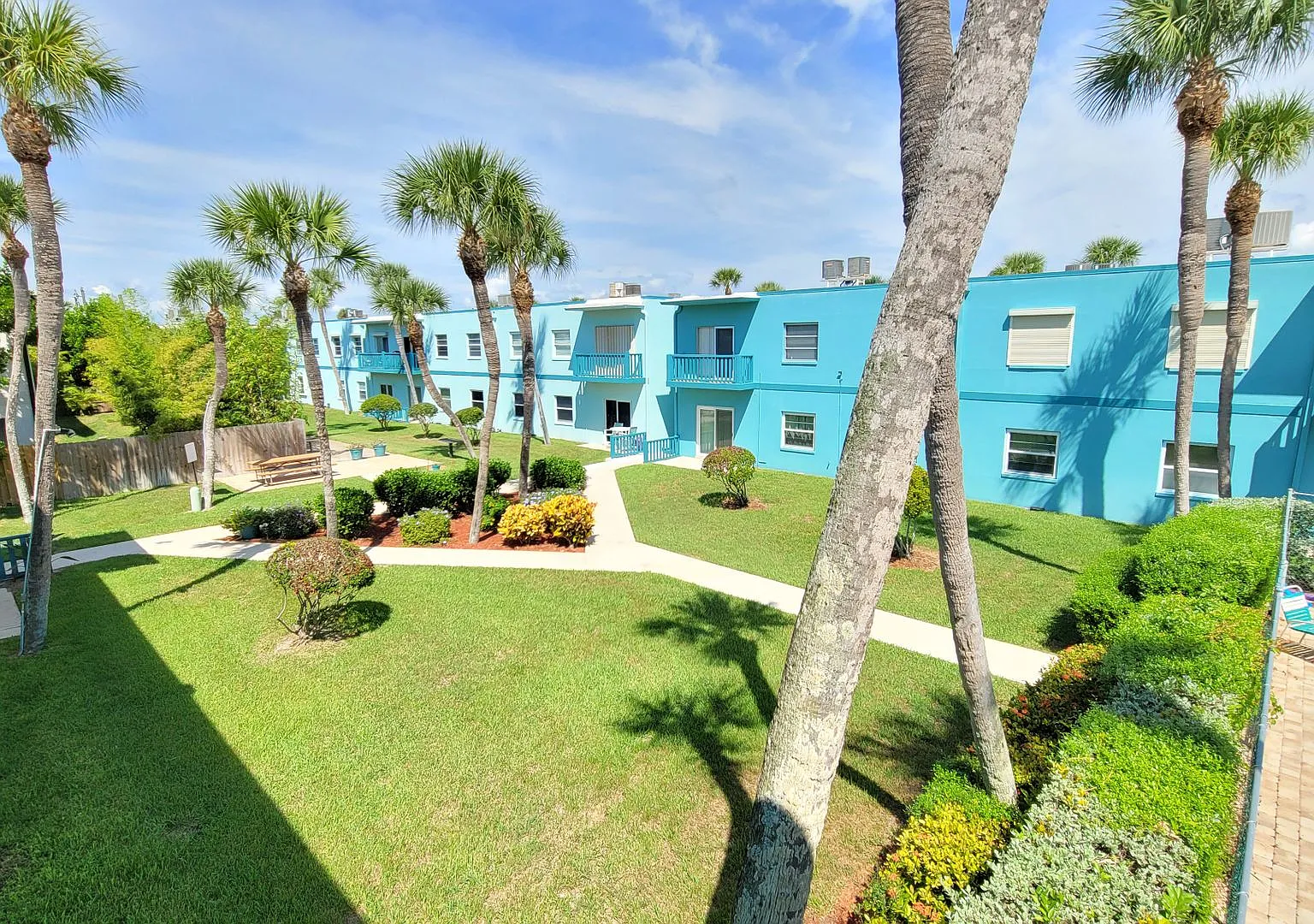 Cozy Beachside Condo in Cape Canaveral Including pool, basic cable, and water. — Photo 3