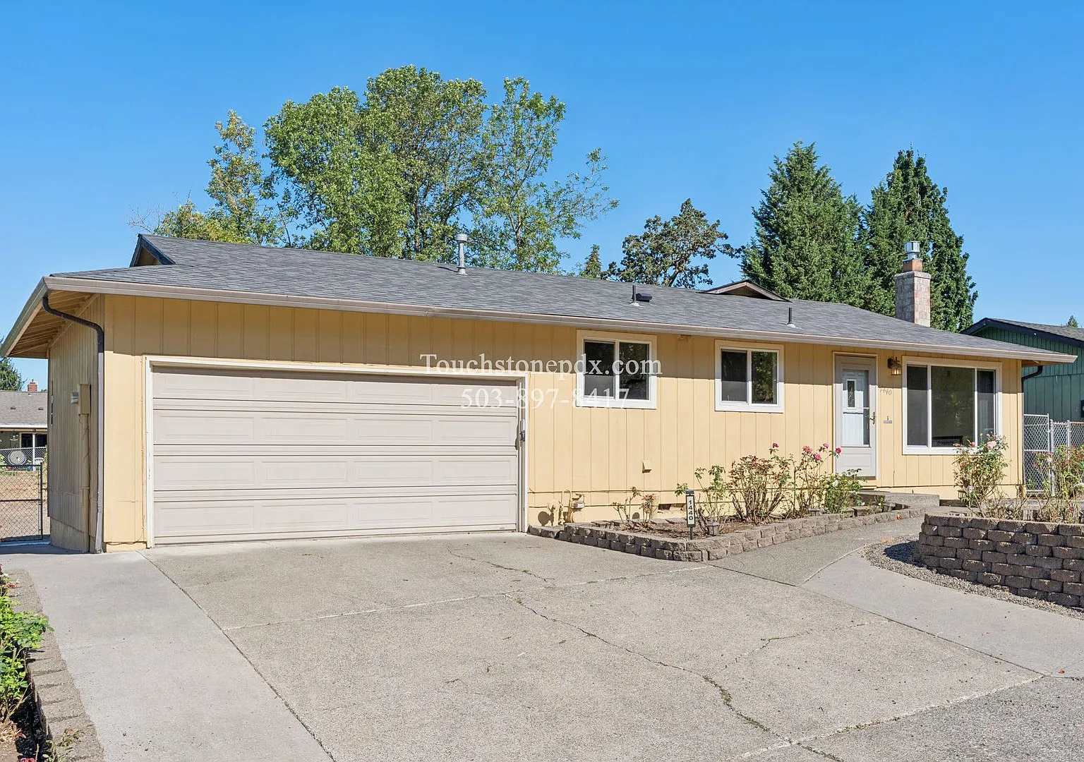 Gladstone 3BD/2BA Home with Large Yard, Shop, & 2 Car Garage — Photo 2