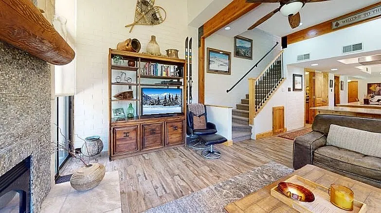 3 bed, 3.5 bath, 1760 sqft, $4,200 — Photo 2