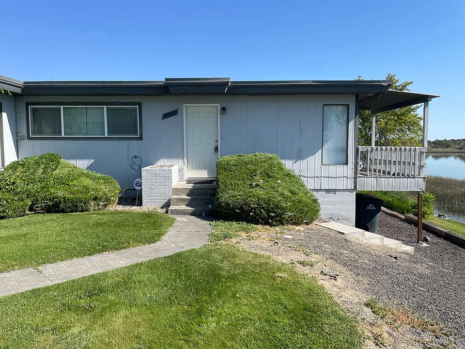 1041 W Lakeside Dr