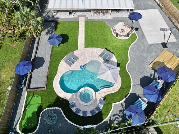 4th image of 270 NW 36th St