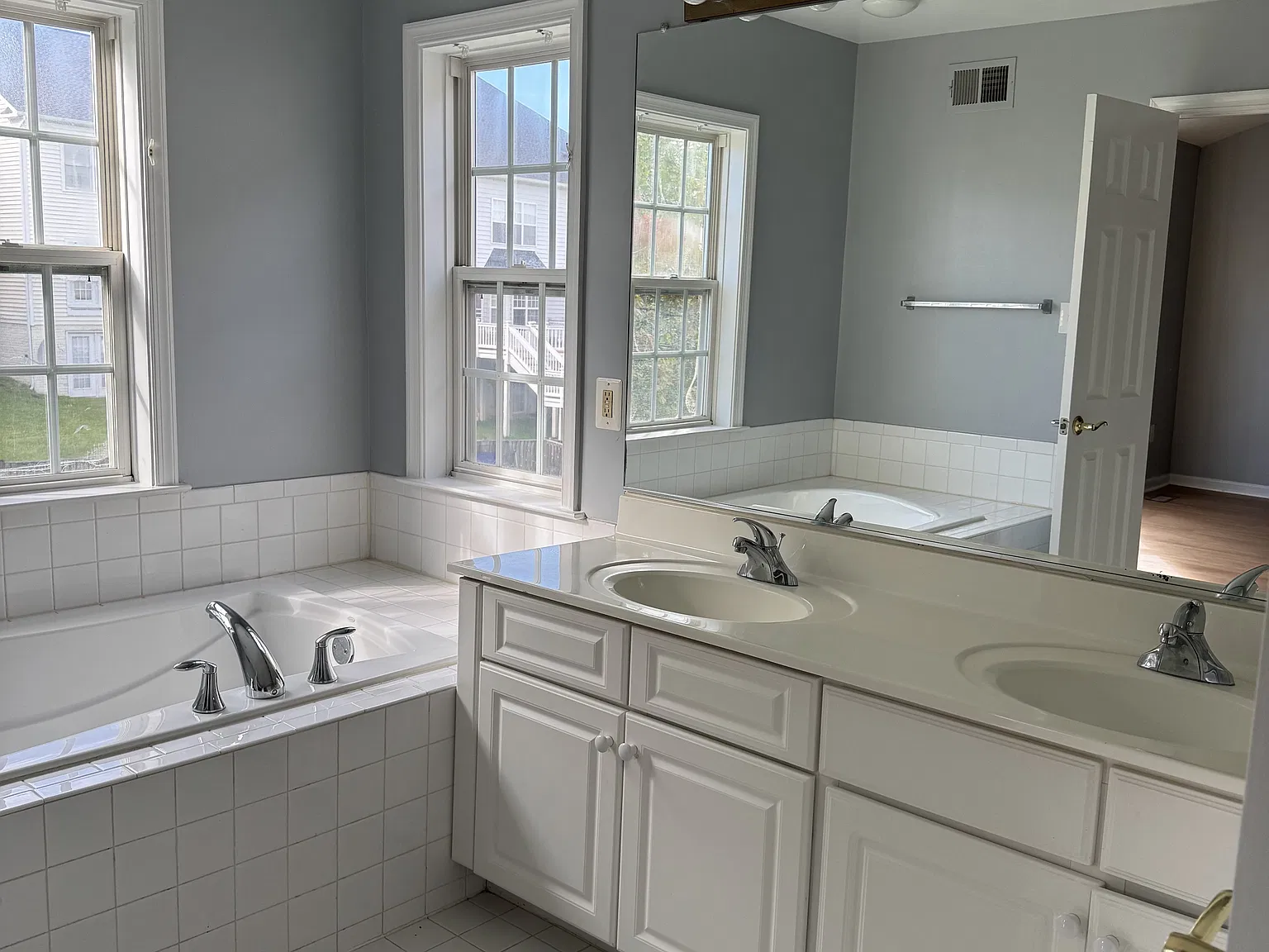 3 bed, 3.5 bath, 2760 sqft, $3,600 — Photo 4